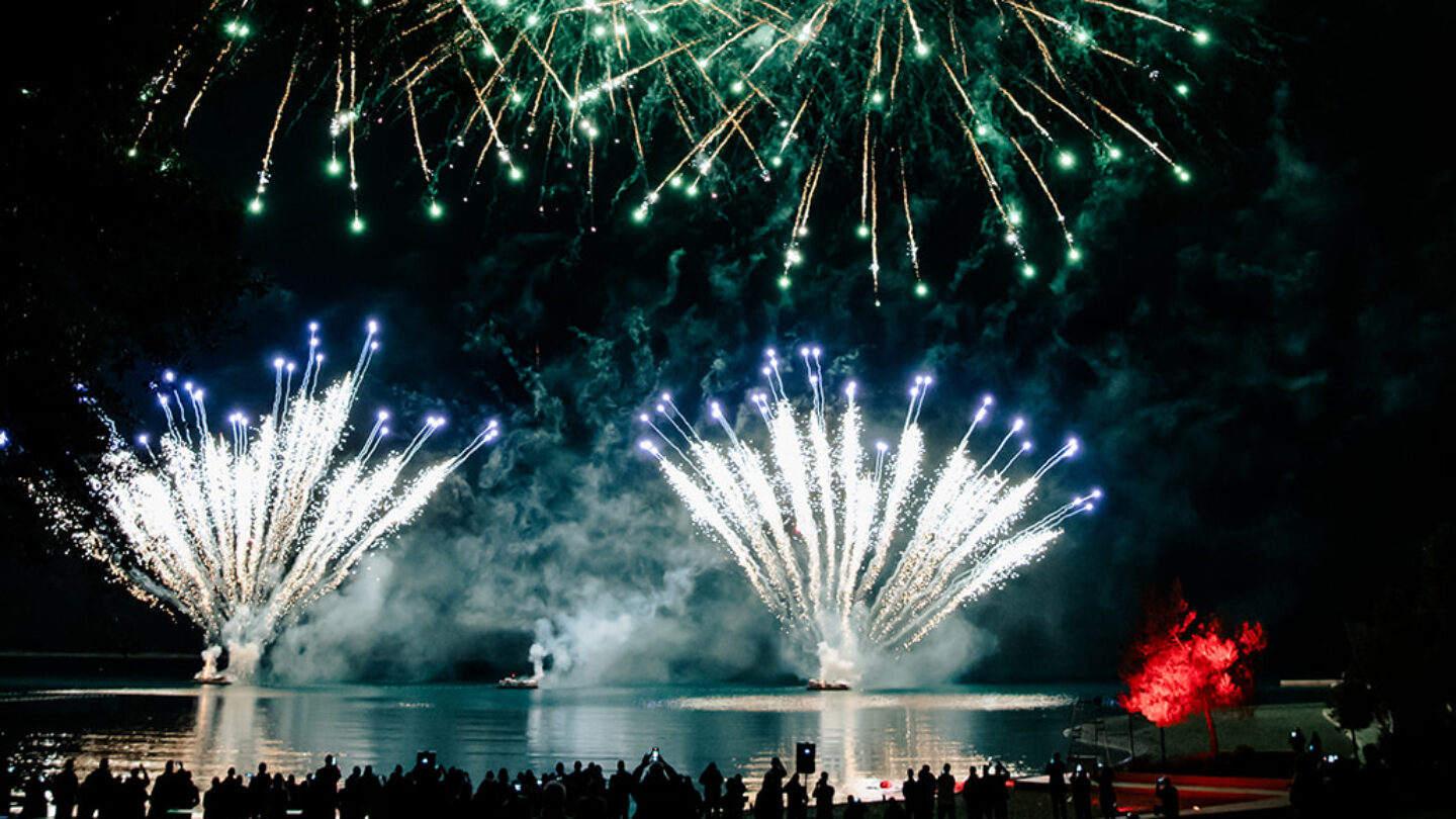 Spektakuläres Feuerwerk am See