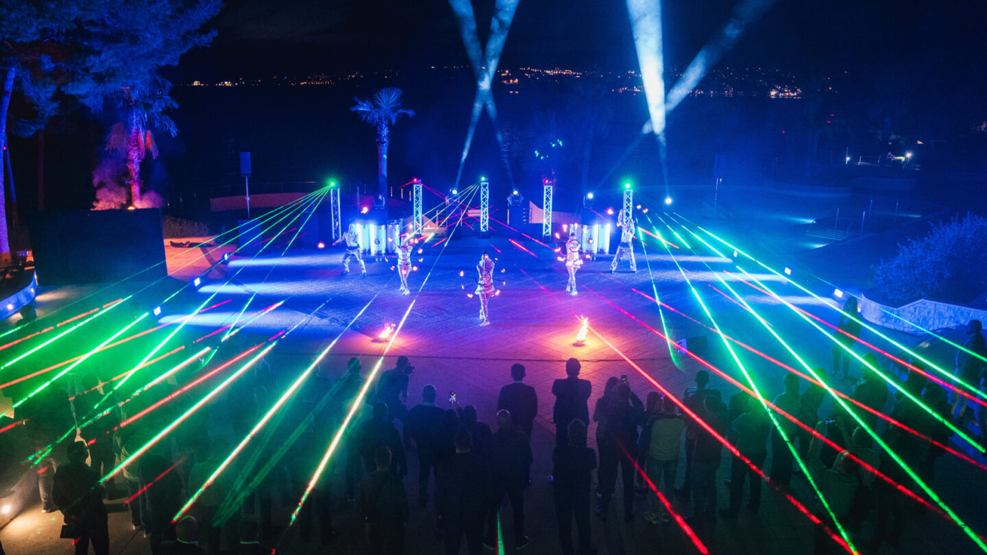 Laser- und Feuershow mit Tänzerinnen