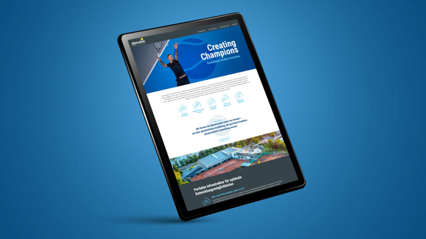 Tablet auf blauem Hintergrund mit Landingpage von Danubis Pro Academy.