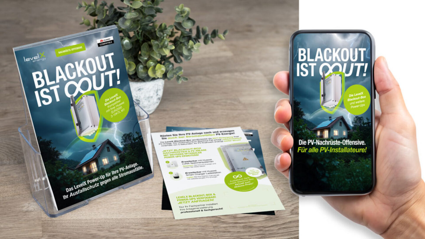 Flyer in einem Aussteller und Handy mit bespieltem Sujet einer Werbung zum Thema Blackout Box.
