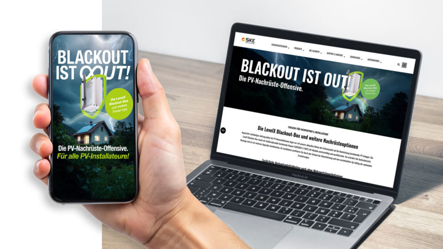 Laptop und Handy mit Sujet Blackout Box von SKE Engineering auf Holztisch.
